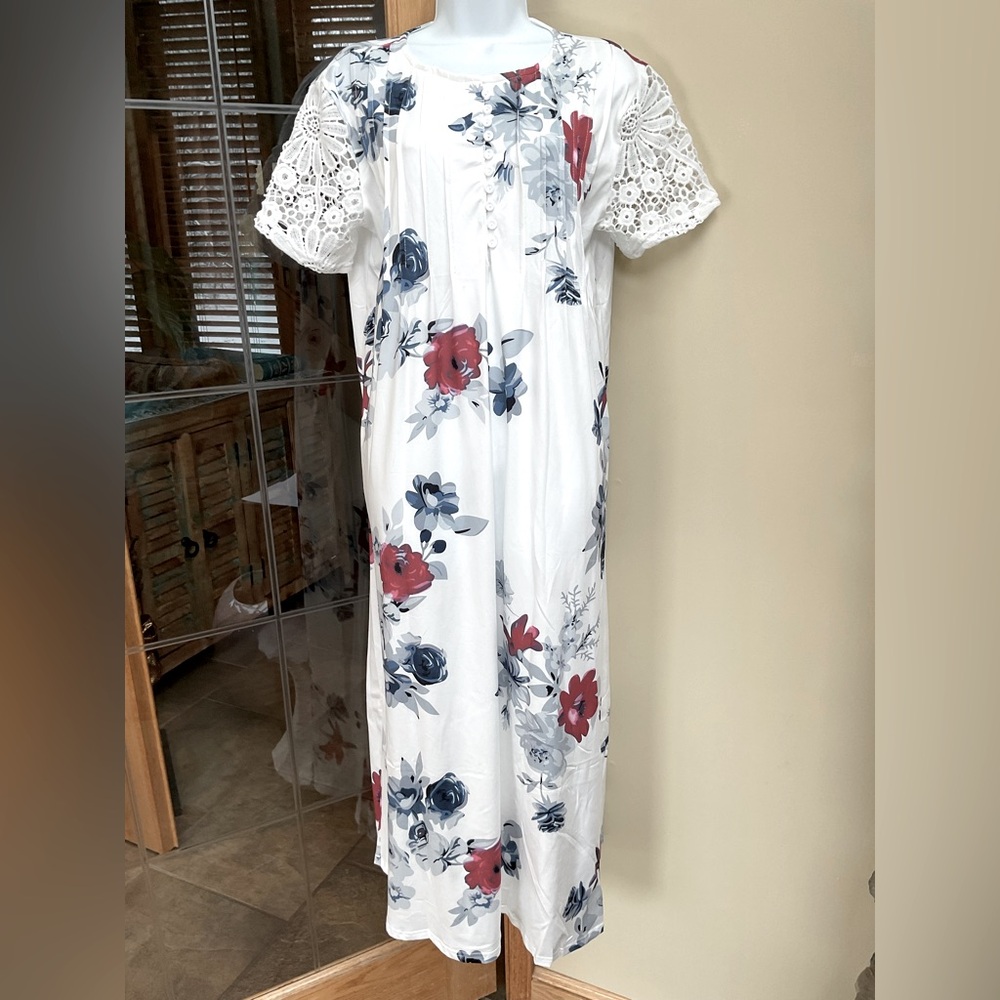 Ladies maxi lace short-sleeved dress. NWOT.